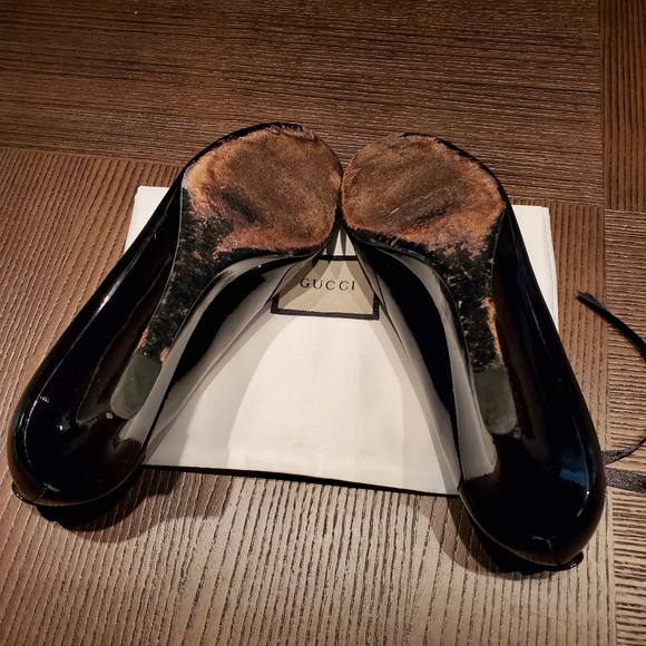 Gucci | Gold Monogram | Black Patent Wedge - Picture 4 of 9